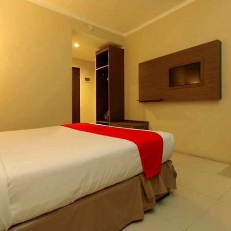 RedDoorz Plus near Pantai Losari Hotel Makassar Exterior foto