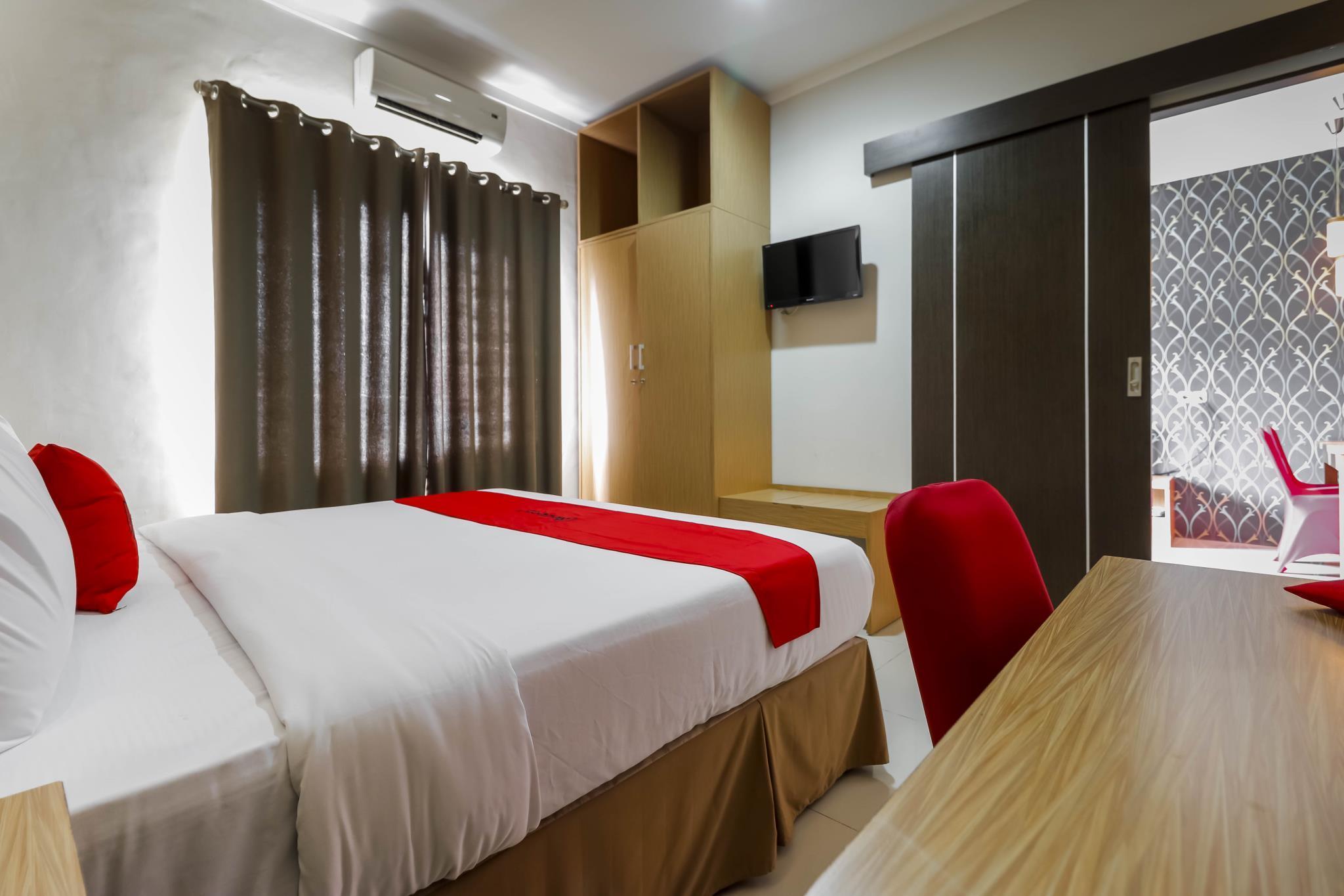 RedDoorz Plus near Pantai Losari Hotel Makassar Exterior foto