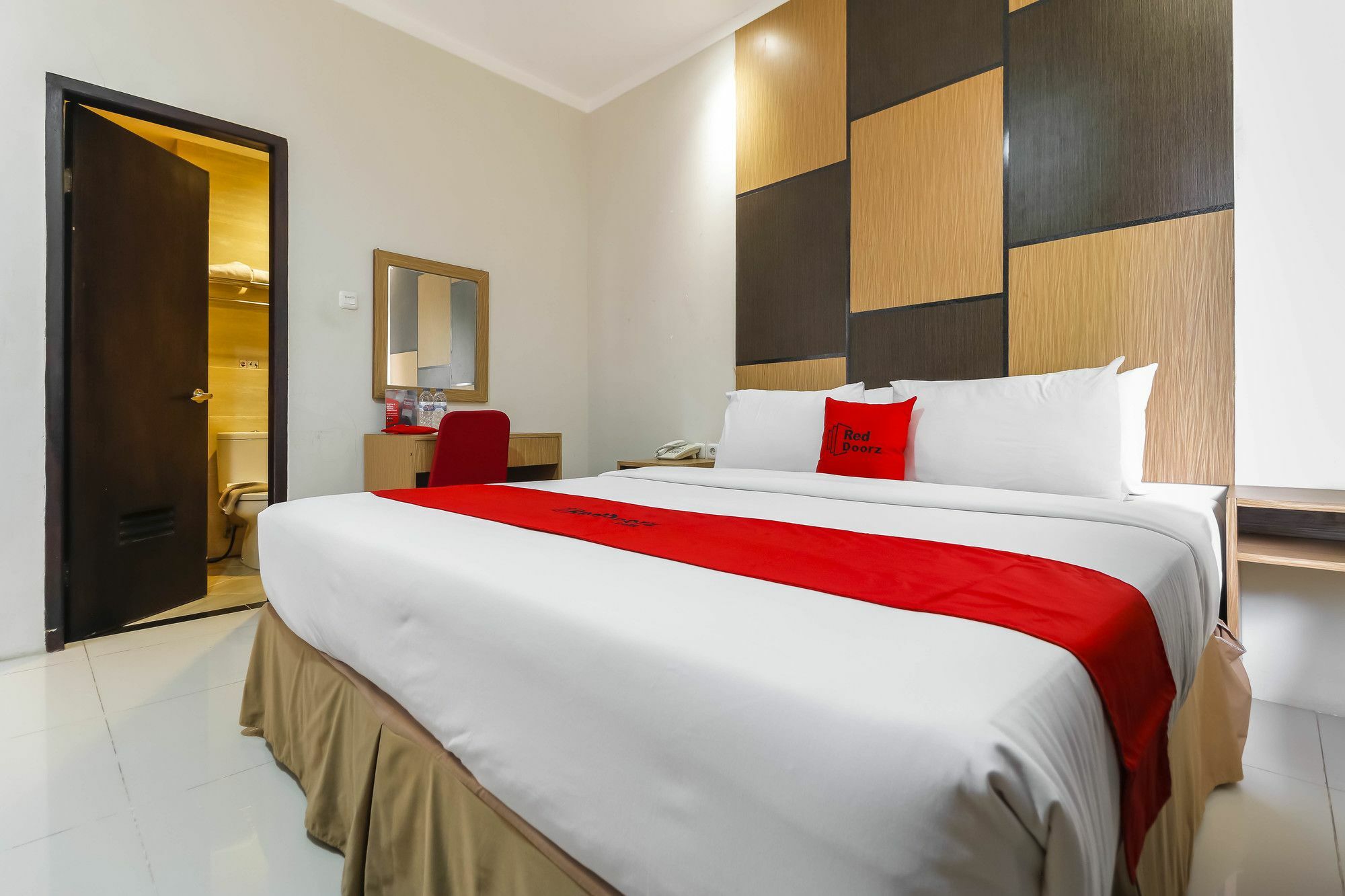 RedDoorz Plus near Pantai Losari Hotel Makassar Exterior foto