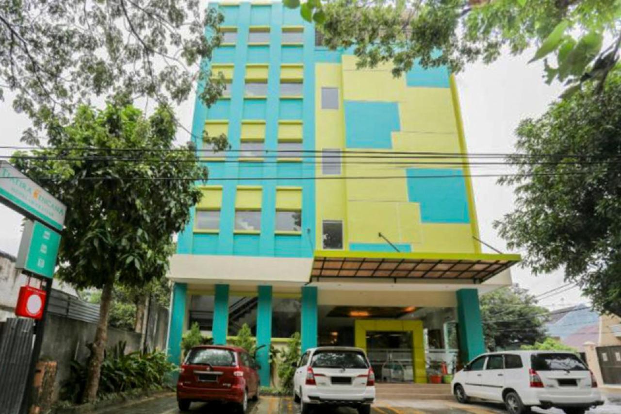 RedDoorz Plus near Pantai Losari Hotel Makassar Exterior foto