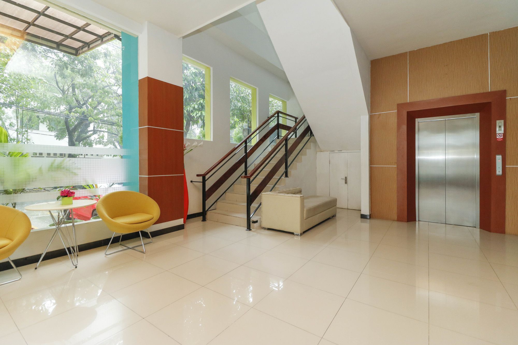 RedDoorz Plus near Pantai Losari Hotel Makassar Exterior foto