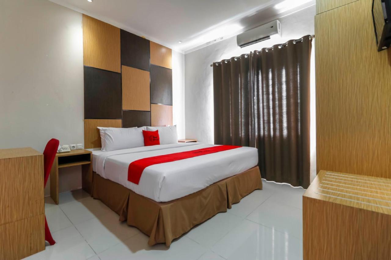 RedDoorz Plus near Pantai Losari Hotel Makassar Exterior foto