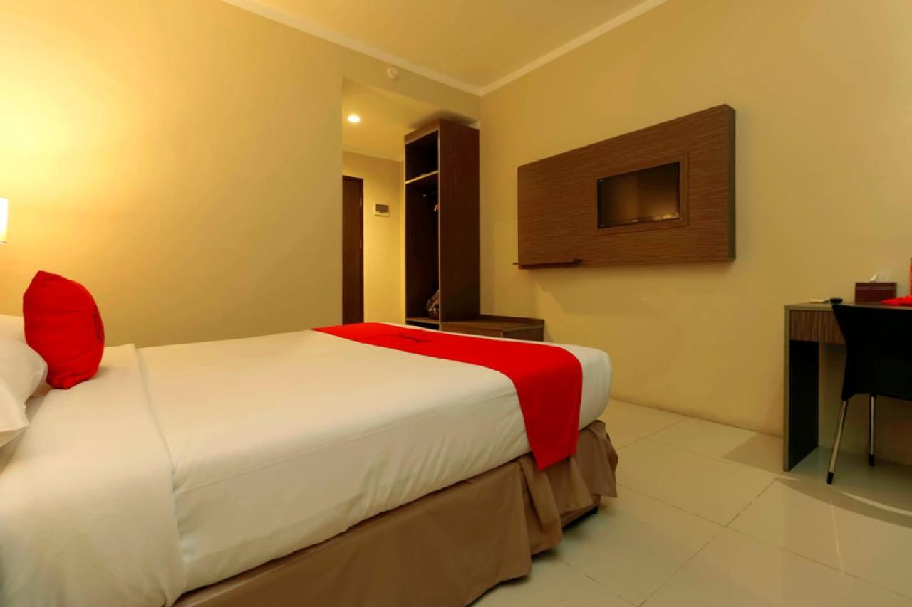 RedDoorz Plus near Pantai Losari Hotel Makassar Exterior foto