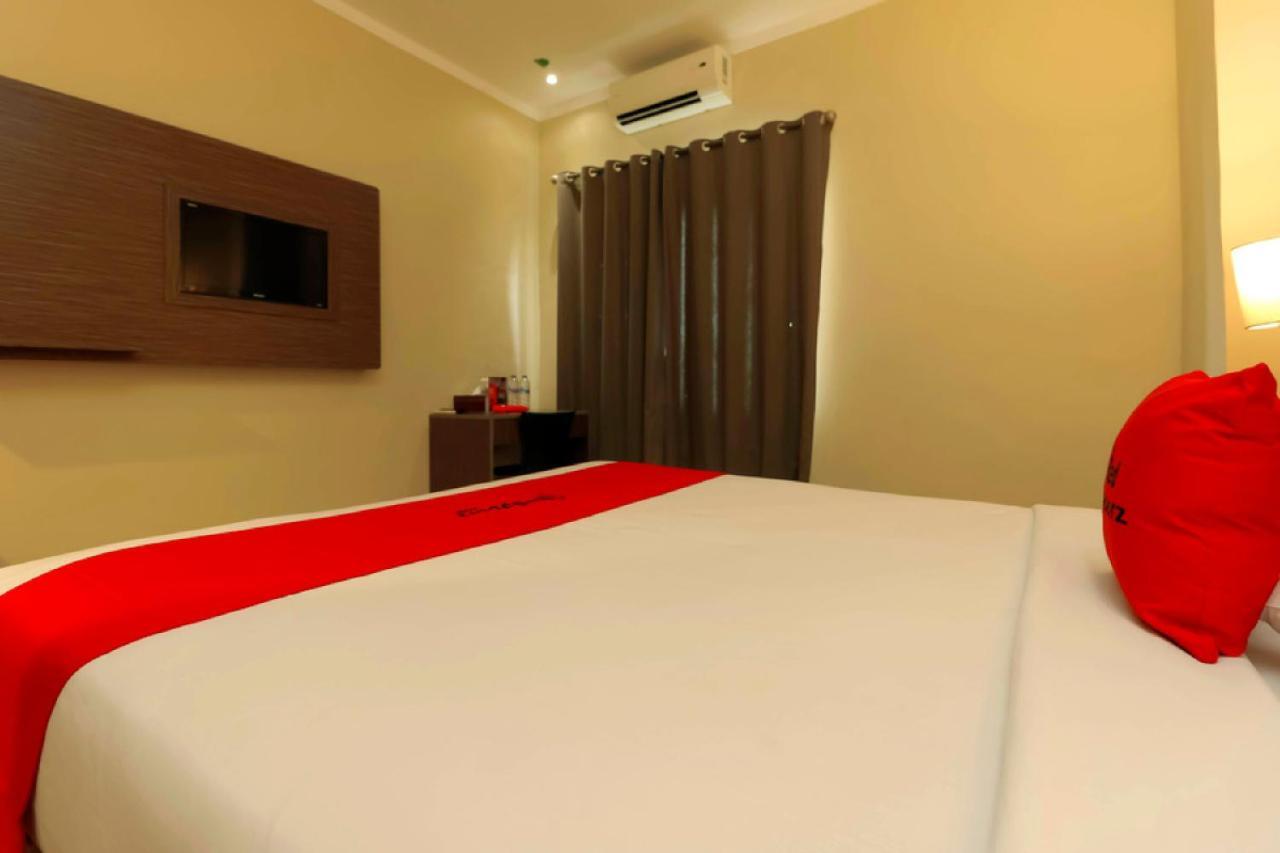 RedDoorz Plus near Pantai Losari Hotel Makassar Exterior foto